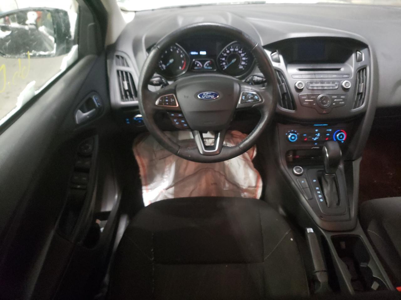 Zdjęcie 9 z aukcji – 2017 FORD FOCUS SE z VIN 1FADP3K27HL288810