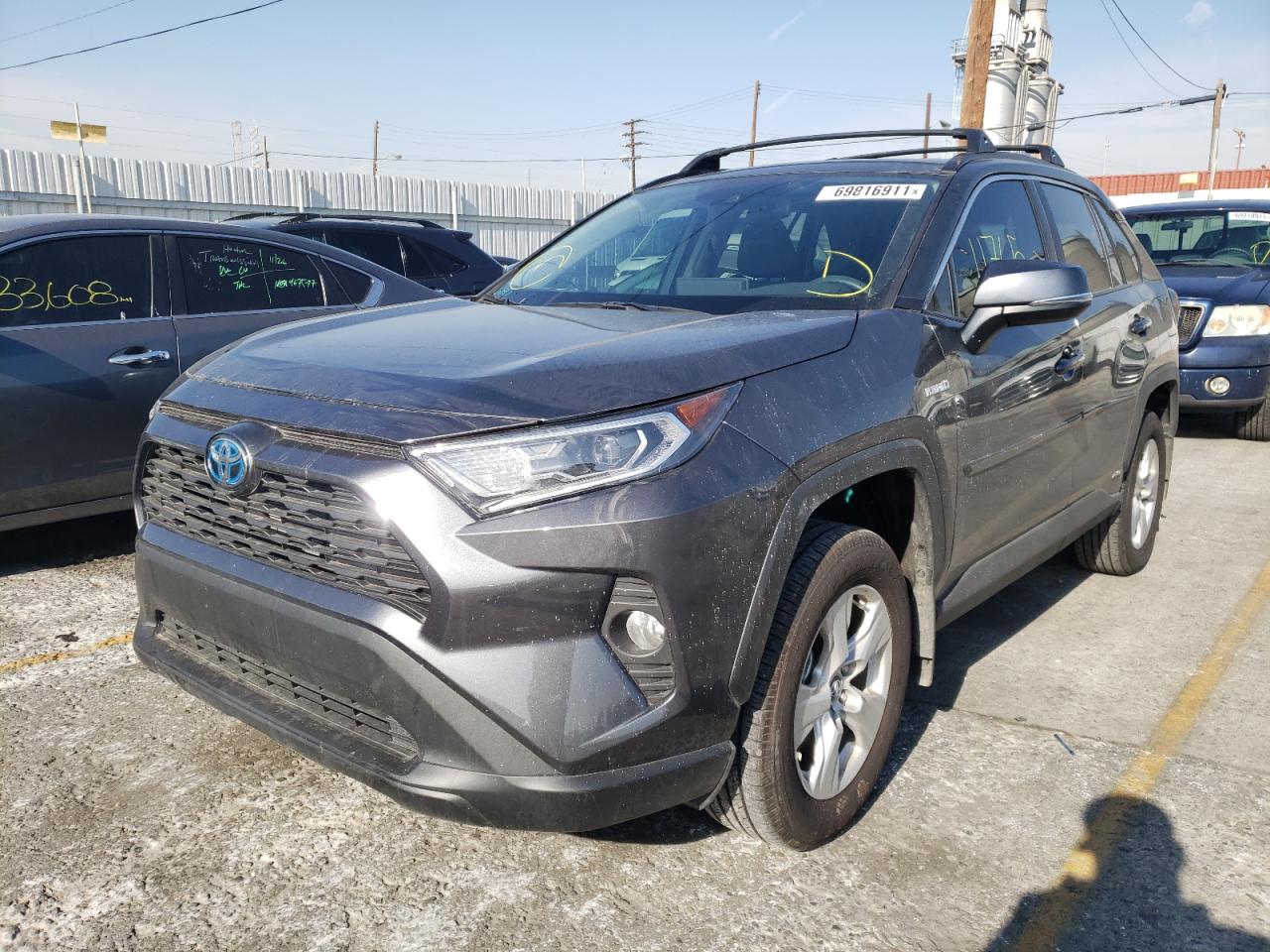 Photo 2 from auction – 2020 TOYOTA RAV4 XLE with VIN 4T3R6RFVXLU003193