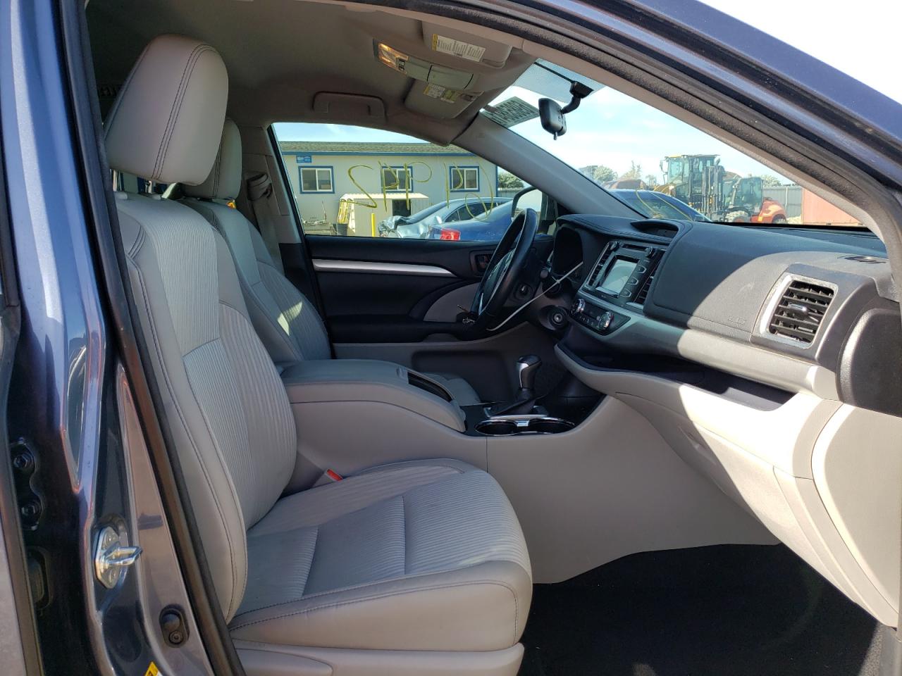 Photo 5 from auction – 2015 TOYOTA HIGHLANDER with VIN 5TDZKRFHXFS103614