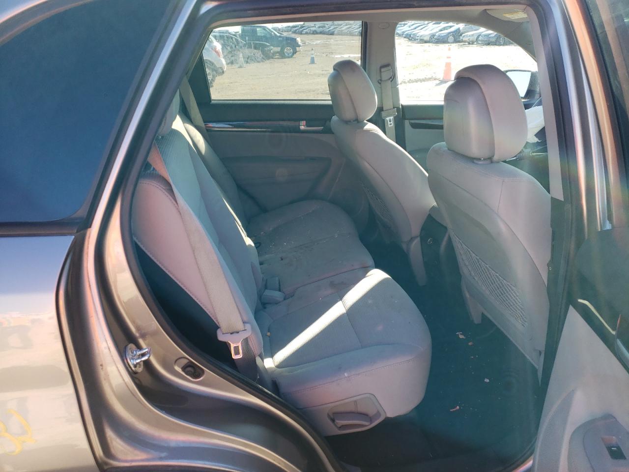 Photo 6 from auction – 2015 KIA SORENTO LX with VIN 5XYKT4A77FG619085