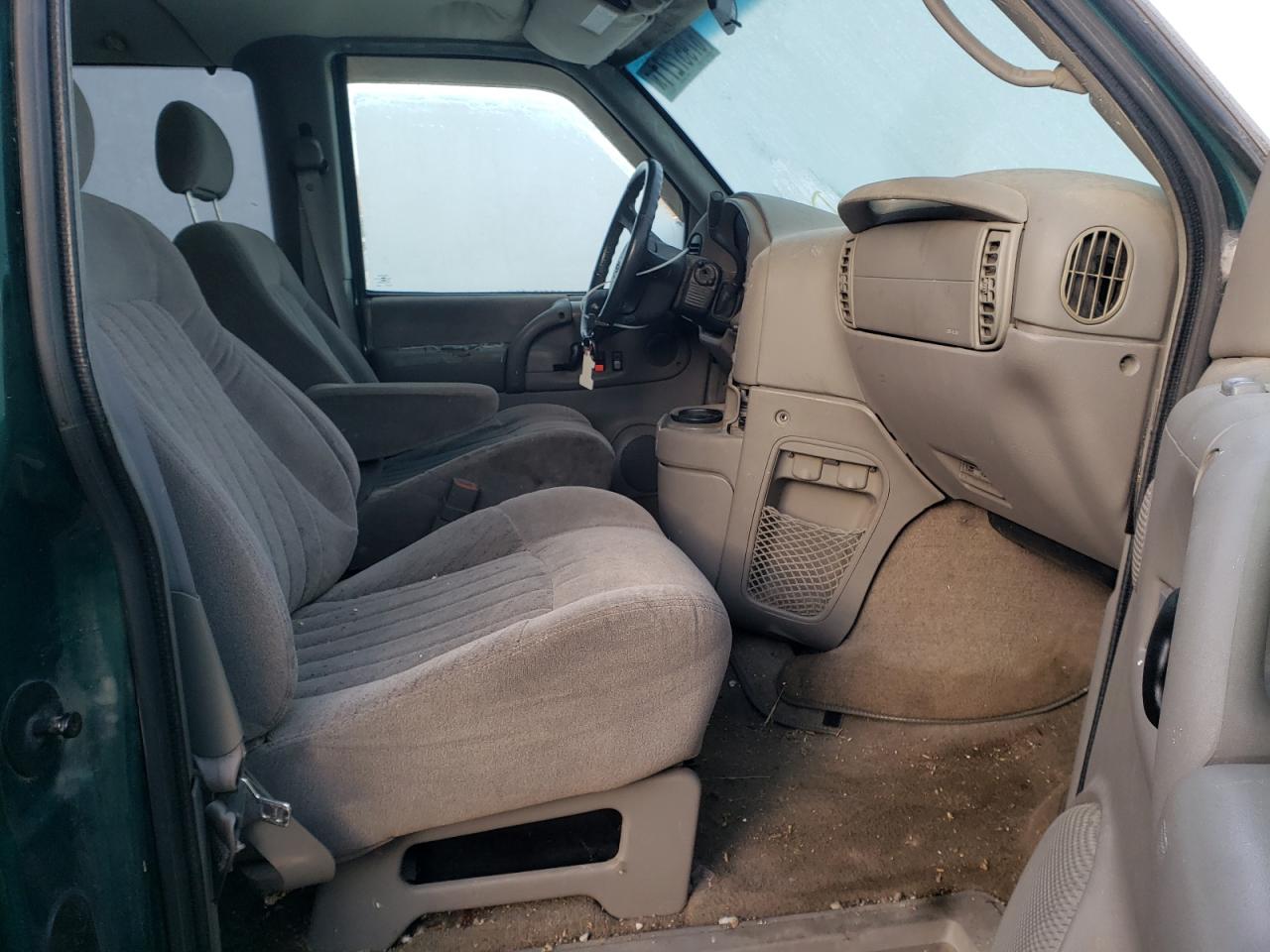 Photo 5 from auction – 2002 CHEVROLET ASTRO with VIN 1GNDM19XX2B104070