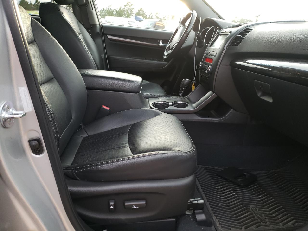 Photo 5 from auction – 2012 KIA SORENTO SX with VIN 5XYKWDA22CG196911