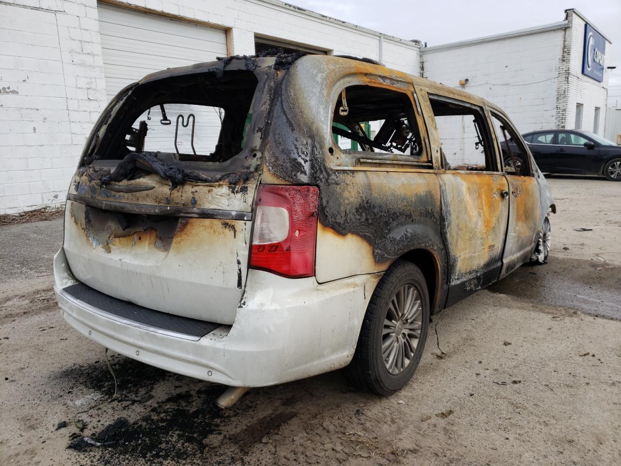 Photo 4 from auction – 2014 CHRYSLER TOWN & COU with VIN 2C4RC1CG4ER108776
