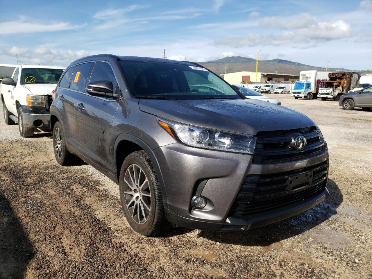 TOYOTA HIGHLANDER 2018 with VIN 5TDKZRFH5JS548882 - Photo from auction