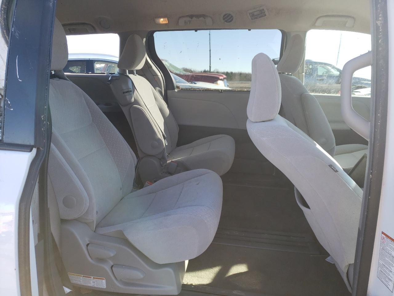 Photo 6 from auction – 2017 TOYOTA SIENNA LE with VIN 5TDKZ3DC8HS813342