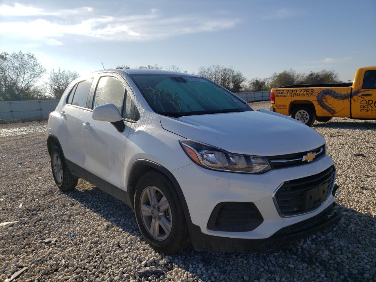 CHEVROLET TRAX LS 2020 with VIN KL7CJKSB2LB083568 - Photo from auction