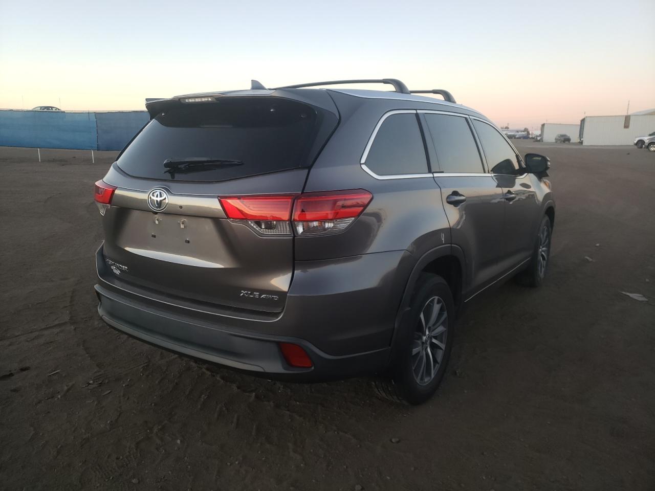 Photo 4 from auction – 2017 TOYOTA HIGHLANDER with VIN 5TDJZRFH3HS418377