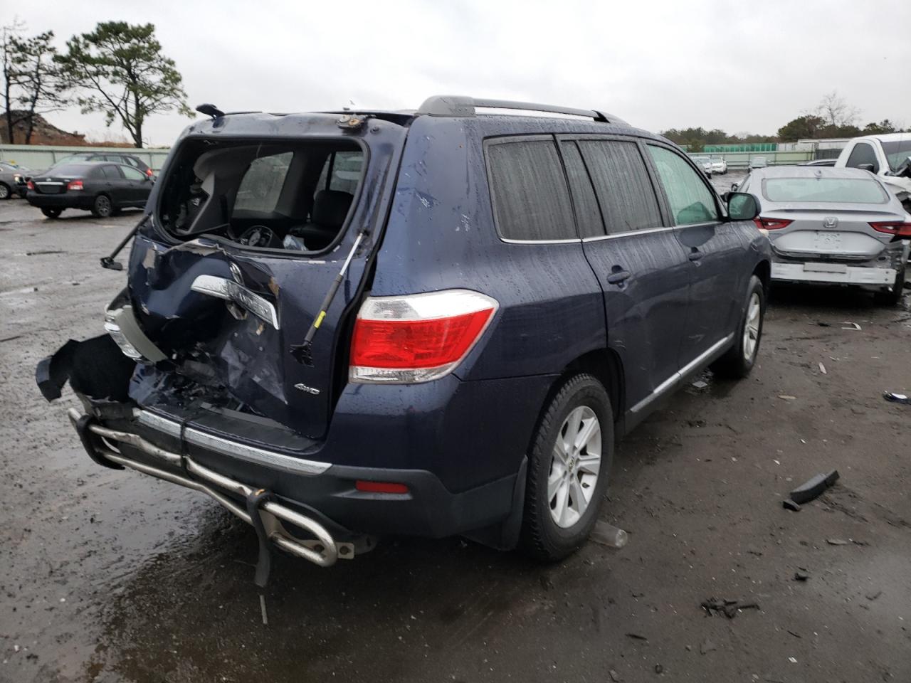 Photo 4 from auction – 2013 TOYOTA HIGHLANDER with VIN 5TDBK3EH2DS214025