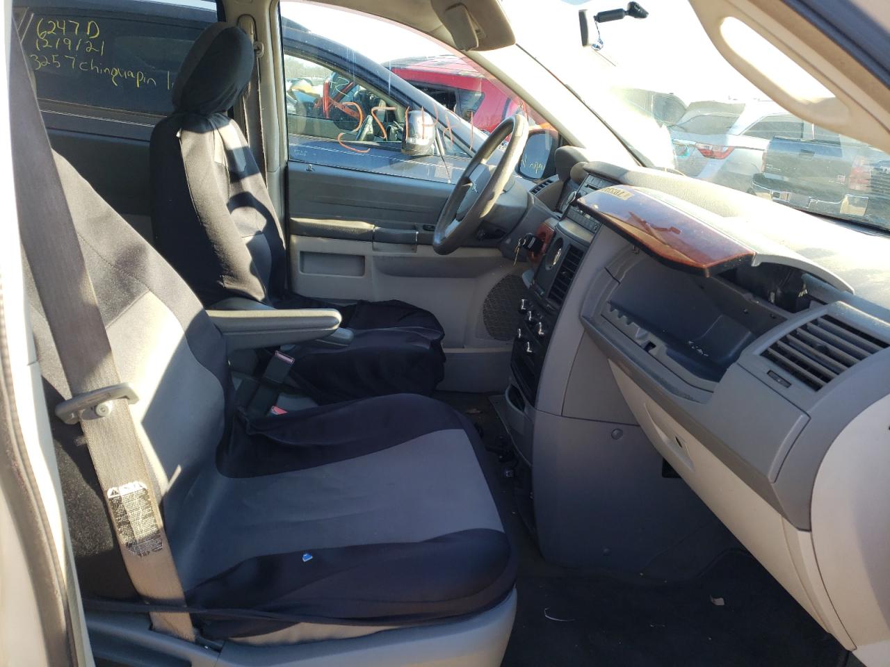 Photo 5 from auction – 2008 CHRYSLER TOWN & COU with VIN 2A8HR44H58R621633