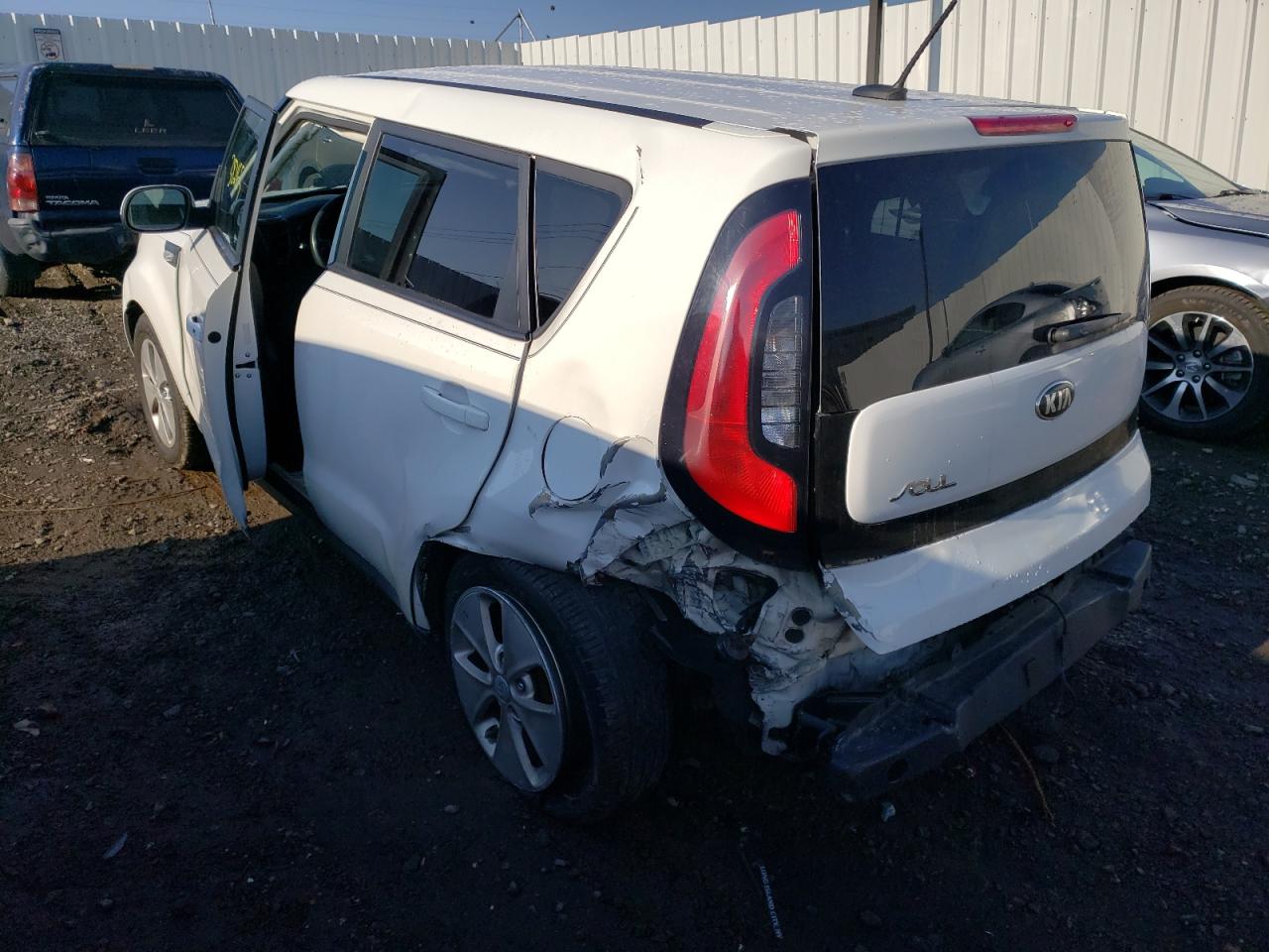 Photo 3 from auction – 2014 KIA SOUL with VIN KNDJN2A26E7066374