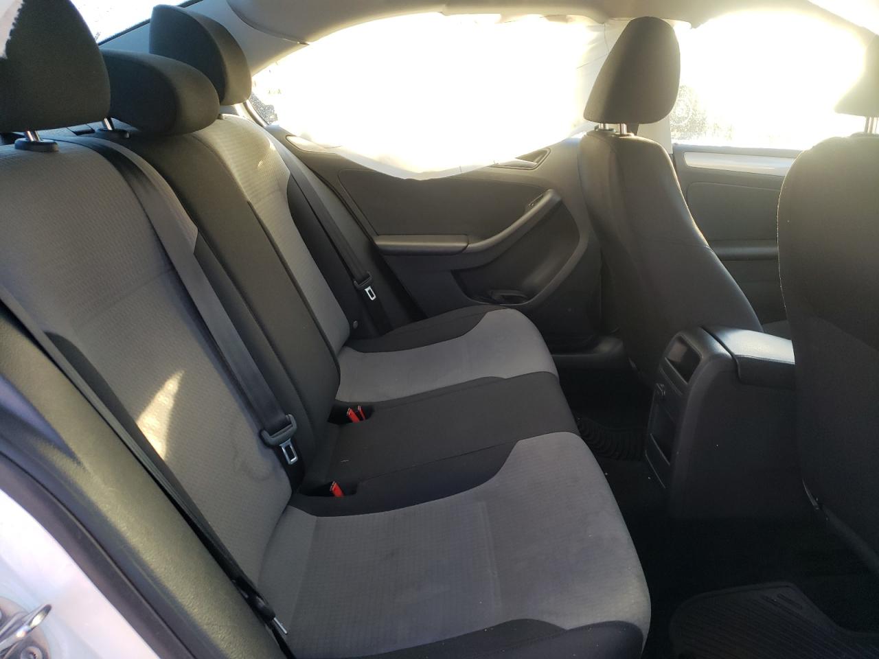 Photo 6 from auction – 2017 VOLKSWAGEN JETTA S with VIN 3VW2B7AJ9HM415052