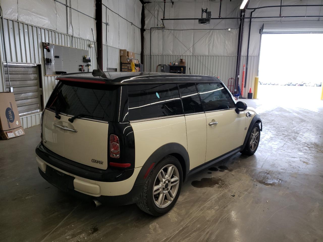 Photo 4 from auction – 2011 MINI CLUBMAN with VIN WMWZF3C58BTX82402