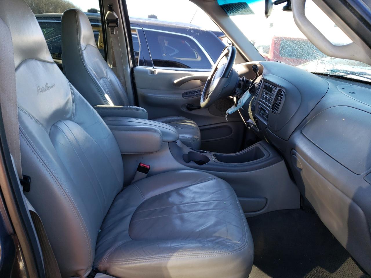 Photo 5 from auction – 1999 FORD EXPEDITION with VIN 1FMPU18L6XLA41065