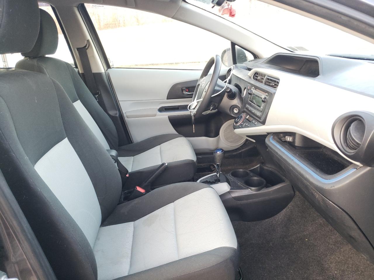 Photo 5 from auction – 2012 TOYOTA PRIUS C with VIN JTDKDTB3XC1008076