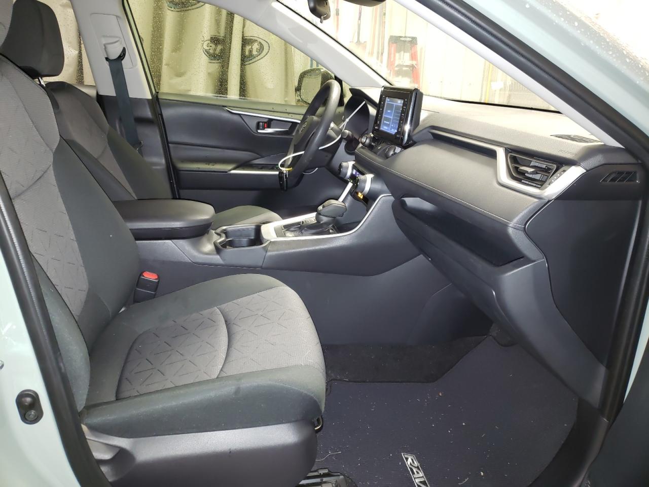 Photo 5 from auction – 2019 TOYOTA RAV4 XLE with VIN JTMW1RFVXKD026633