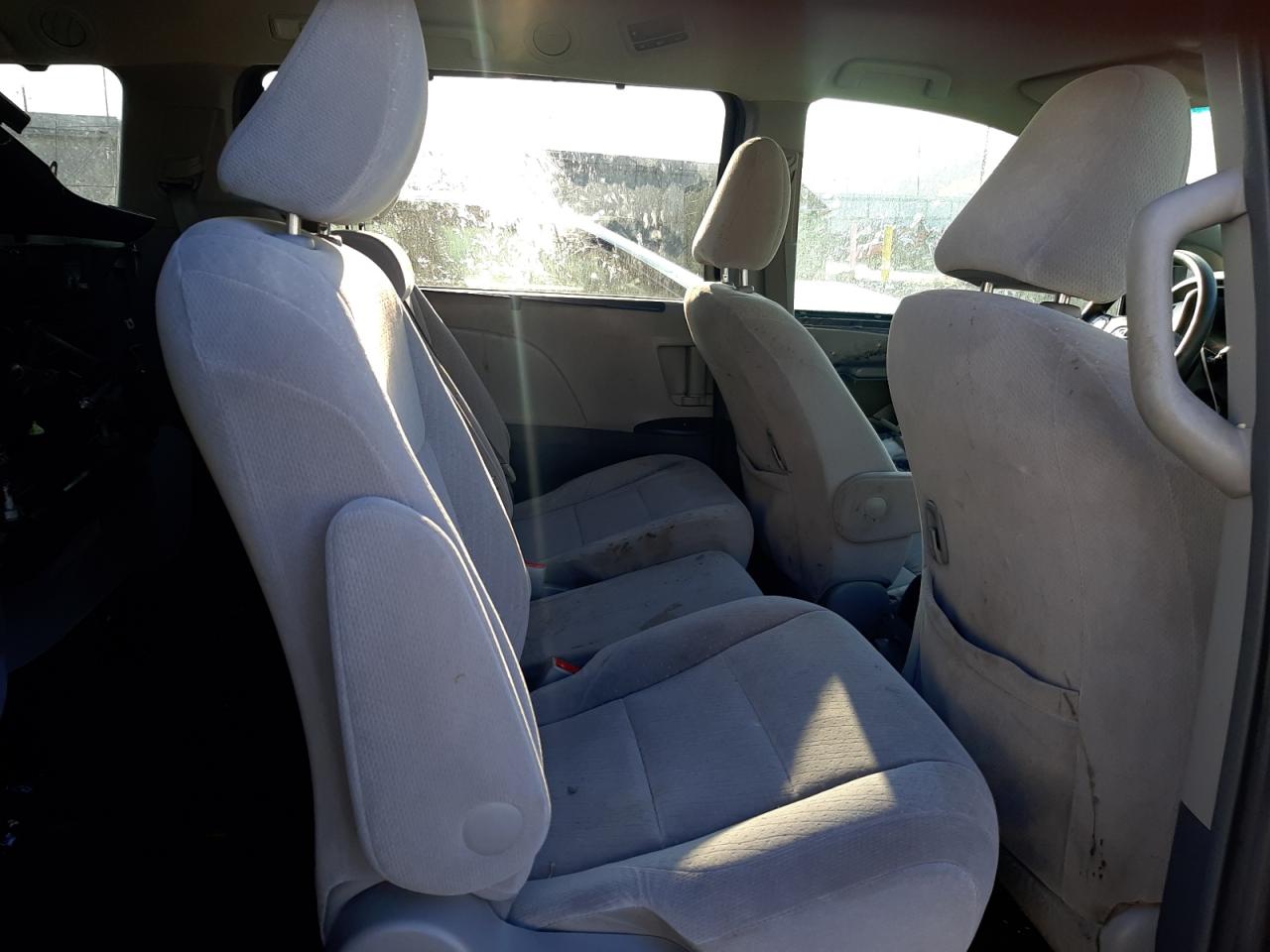 Photo 6 from auction – 2017 TOYOTA SIENNA LE with VIN 5TDKZ3DC6HS788375