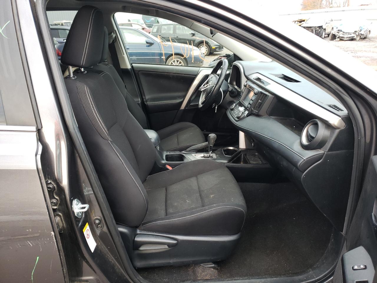 Photo 5 from auction – 2017 TOYOTA RAV4 XLE with VIN JTMRFREV3HJ116779