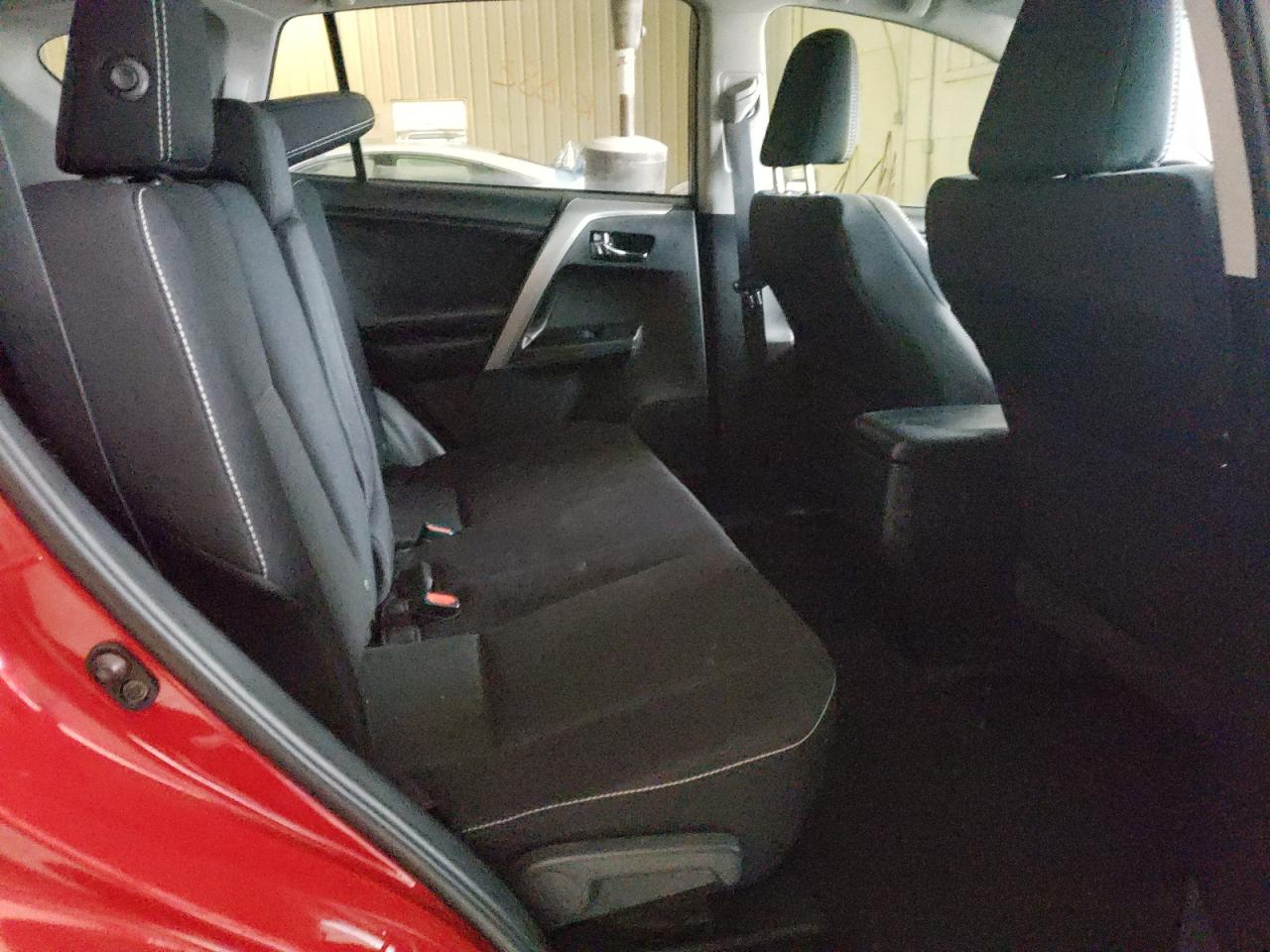 Photo 6 from auction – 2017 TOYOTA RAV4 XLE with VIN 2T3WFREVXHW399895