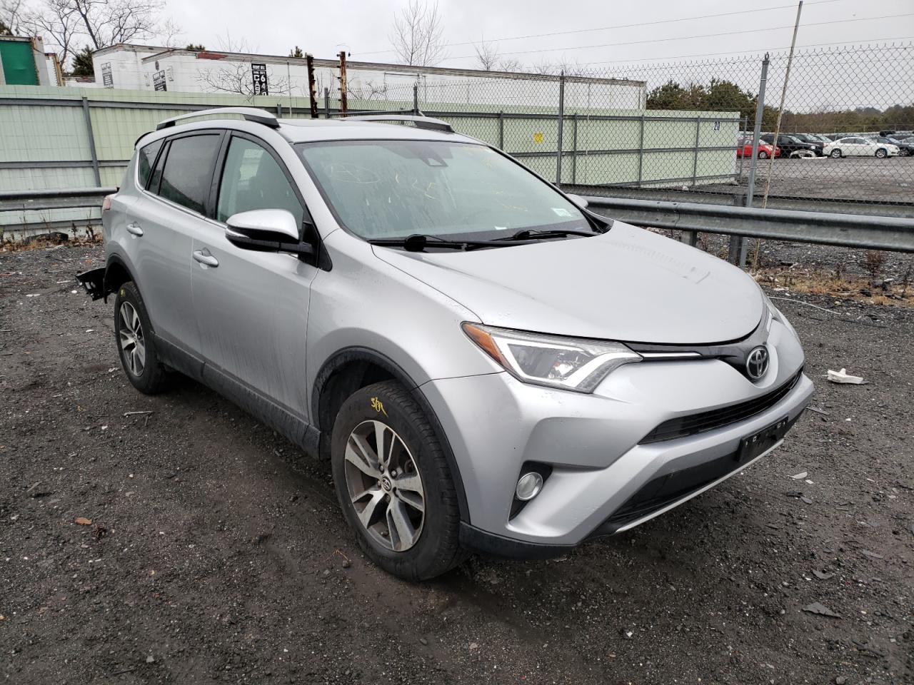 TOYOTA RAV4 XLE 2017 with VIN 2T3RFREV1HW639526 - Photo from auction