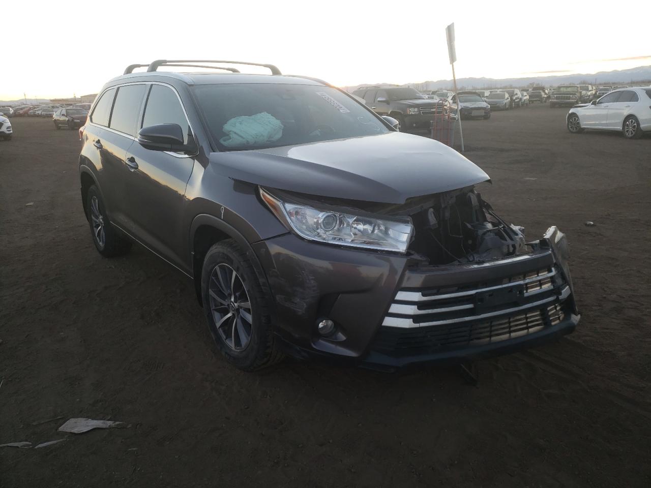 TOYOTA HIGHLANDER 2017 with VIN 5TDJZRFH3HS418377 - Photo from auction