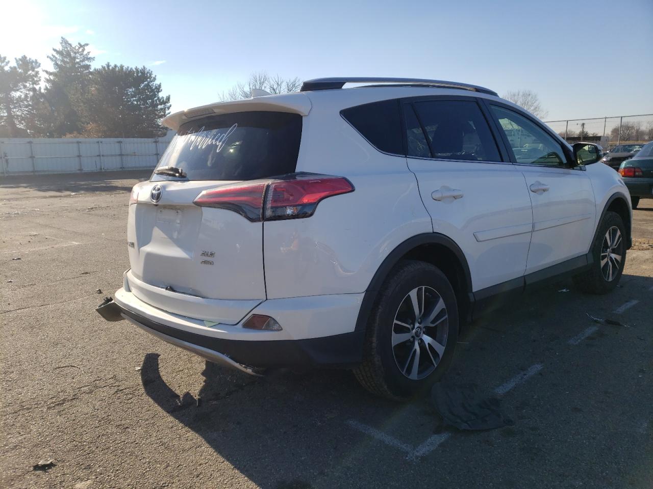 Photo 4 from auction – 2017 TOYOTA RAV4 XLE with VIN JTMRFREV5HJ152182