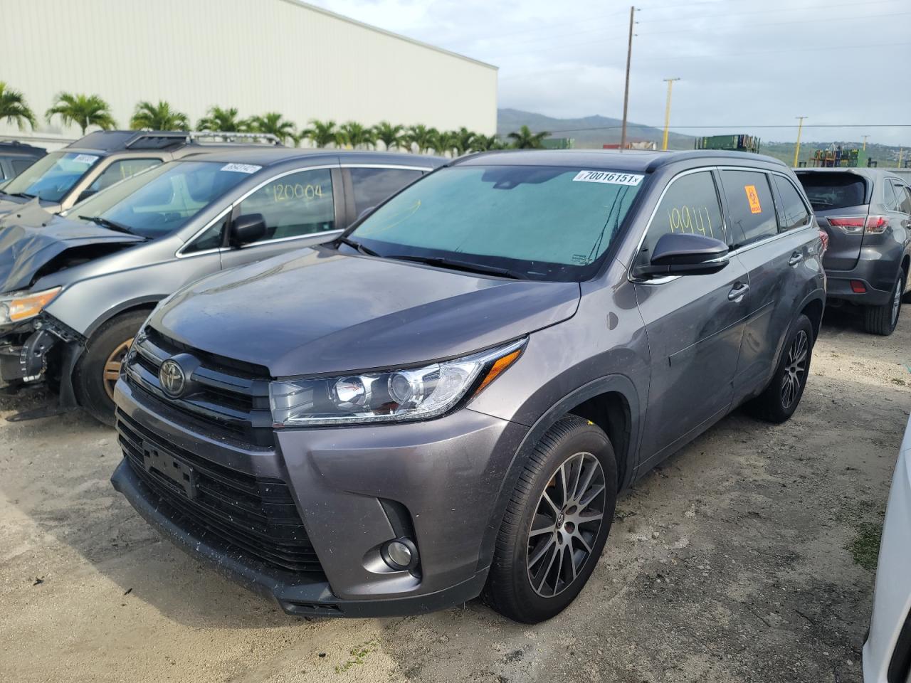Photo 2 from auction – 2018 TOYOTA HIGHLANDER with VIN 5TDKZRFH5JS548882