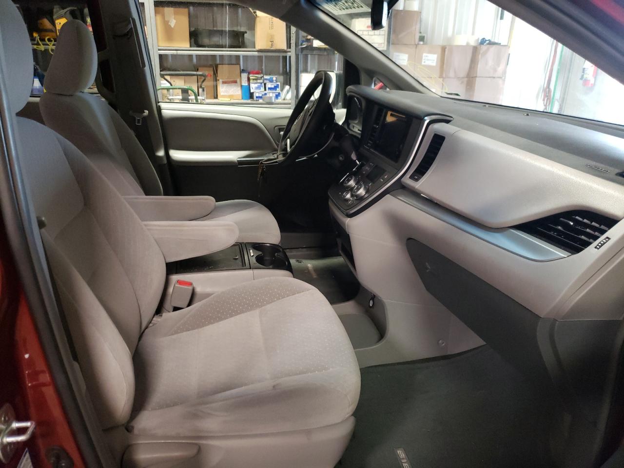 Photo 5 from auction – 2017 TOYOTA SIENNA LE with VIN 5TDJZ3DC7HS148963