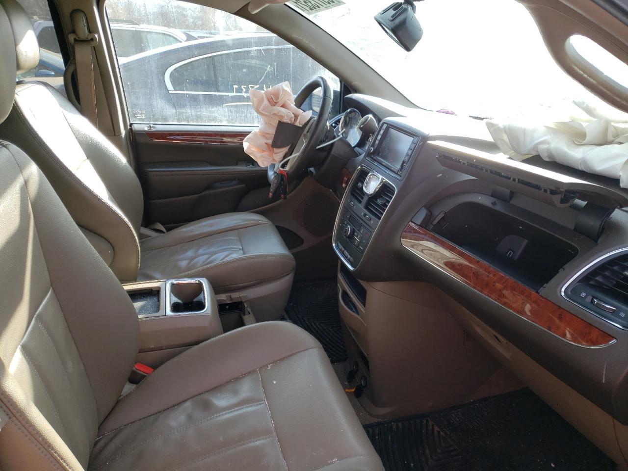 Photo 5 from auction – 2014 CHRYSLER TOWN & COU with VIN 2C4RC1BGXER111411