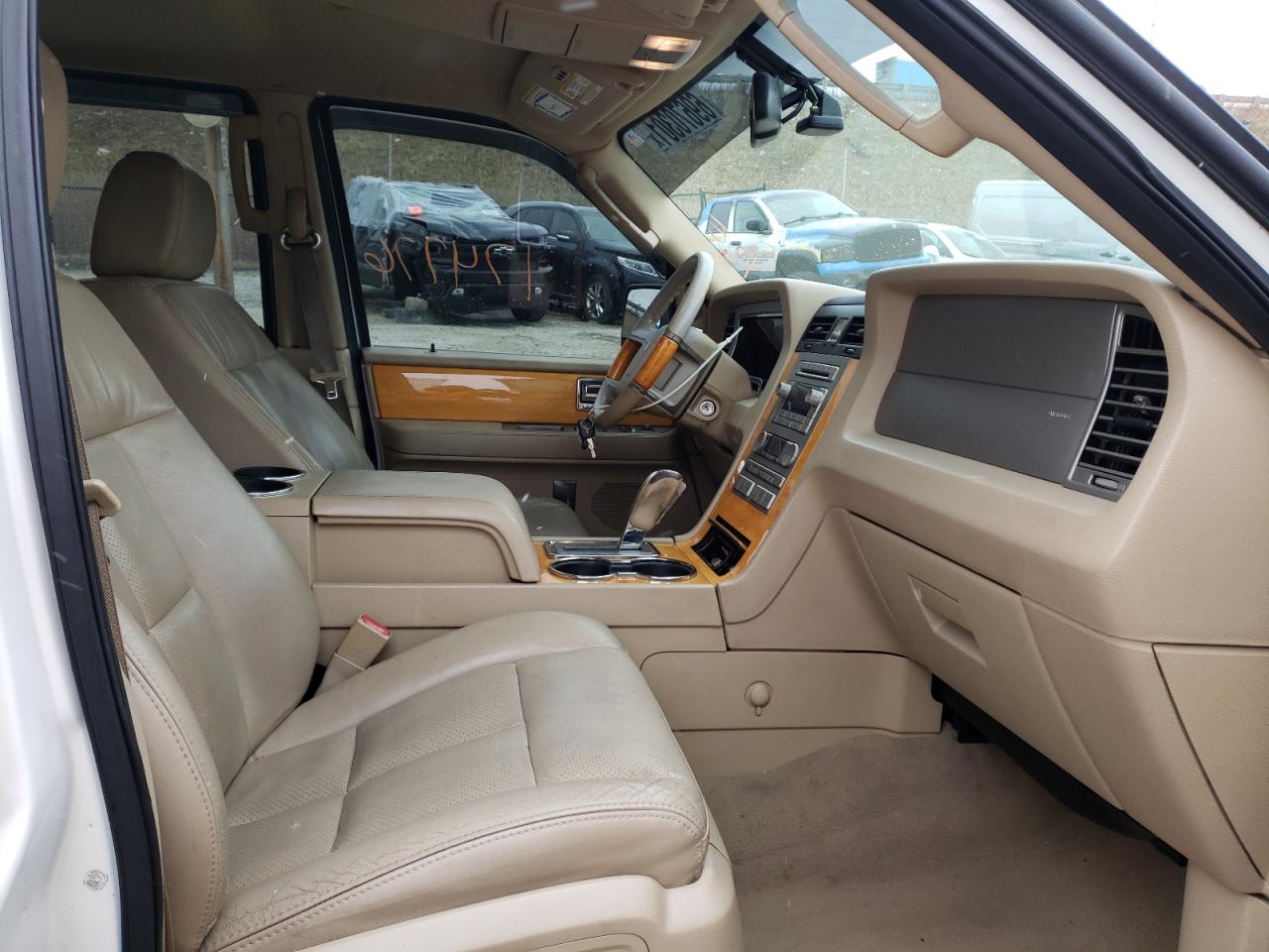 Photo 5 from auction – 2008 LINCOLN NAVIGATOR with VIN 5LMFU275X8LJ13498