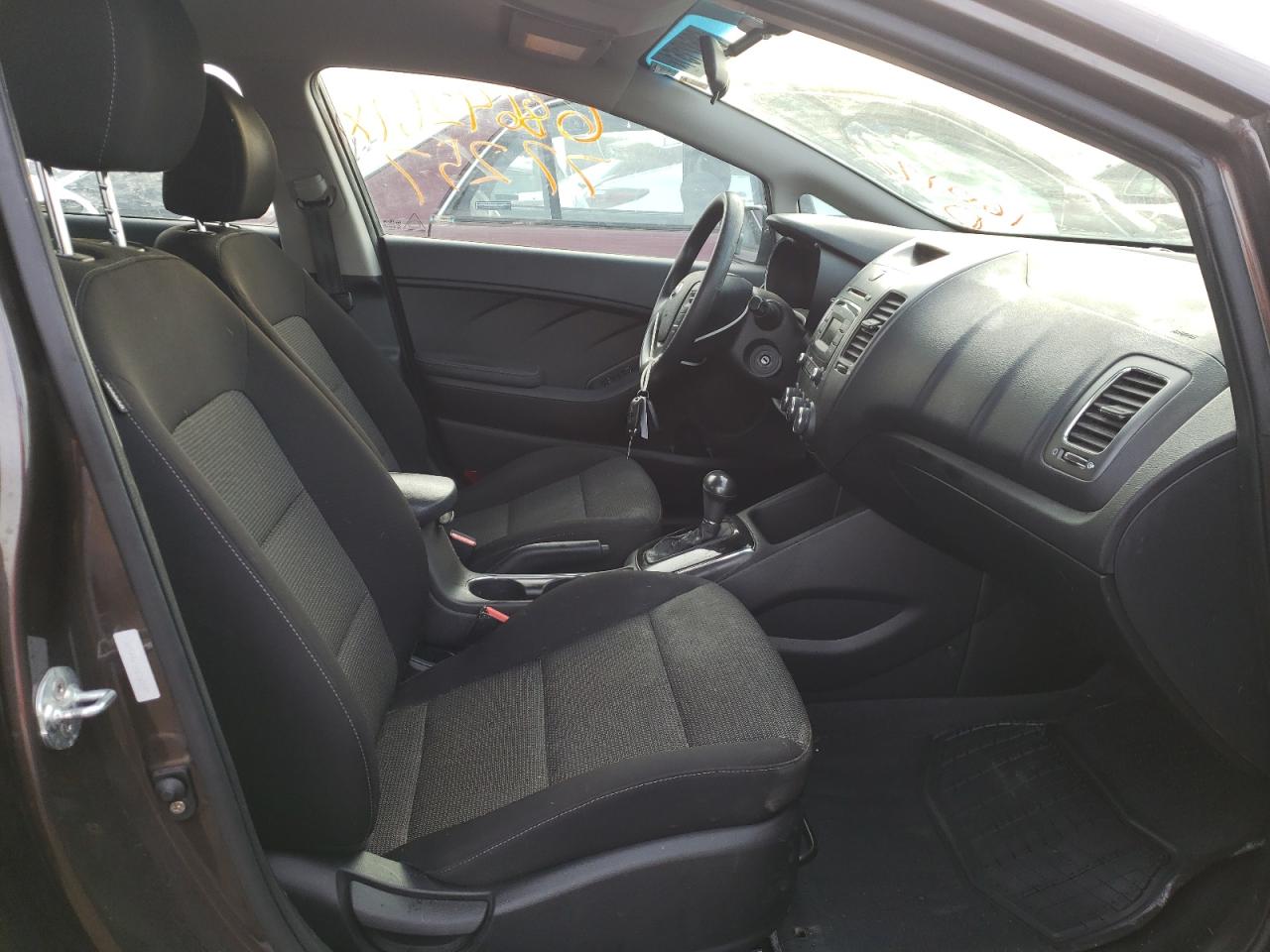 Photo 5 from auction – 2017 KIA FORTE LX with VIN 3KPFK4A76HE160197