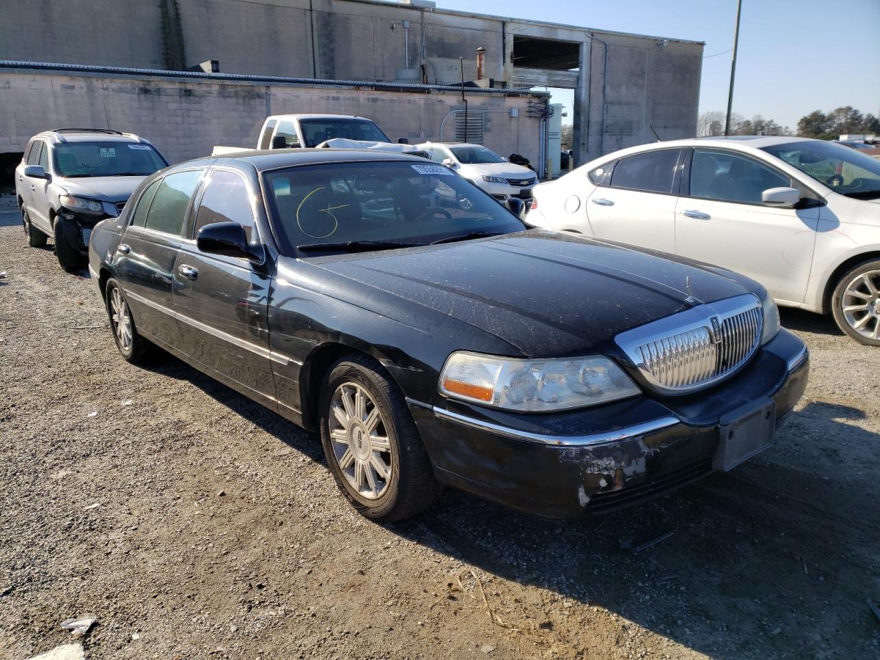 LINCOLN TOWN CAR S 2008 with VIN 2LNHM85V88X634496 - Photo from auction