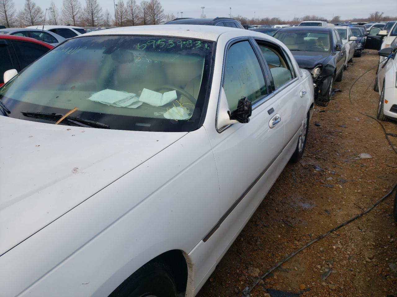Photo 9 from auction – 2004 LINCOLN TOWN CAR E with VIN 1LNHM81WX4Y681988
