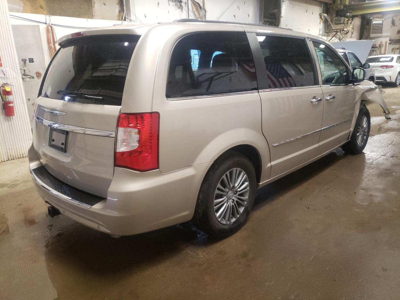 Photo 4 from auction – 2014 CHRYSLER TOWN & COU with VIN 2C4RC1CG8ER418056