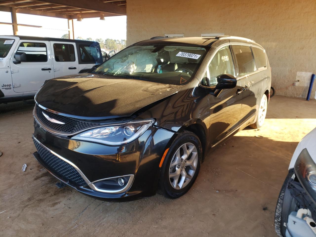 Photo 2 from auction – 2017 CHRYSLER PACIFICA T with VIN 2C4RC1BG1HR762981