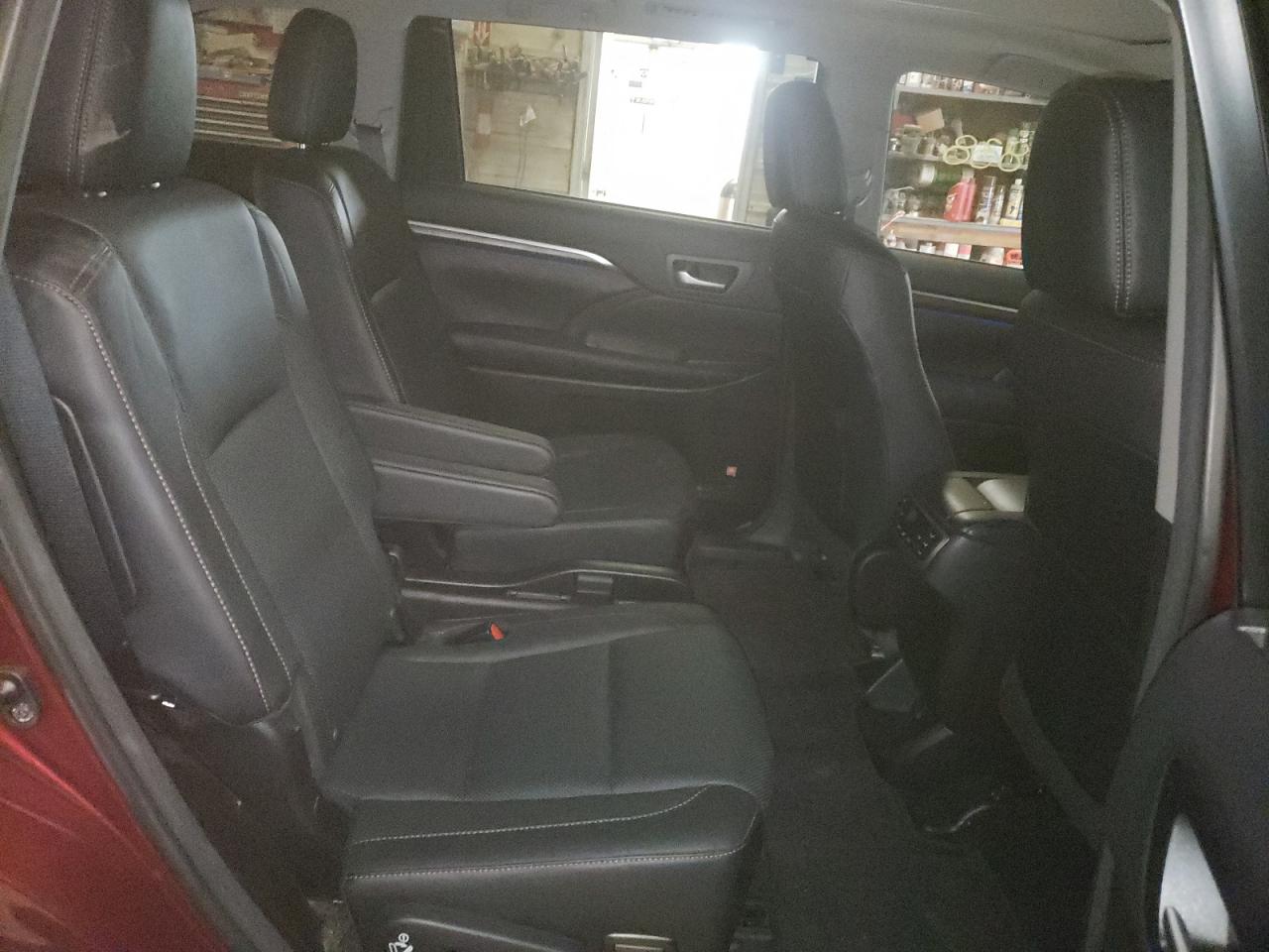 Photo 6 from auction – 2016 TOYOTA HIGHLANDER with VIN 5TDDKRFH8GS330862