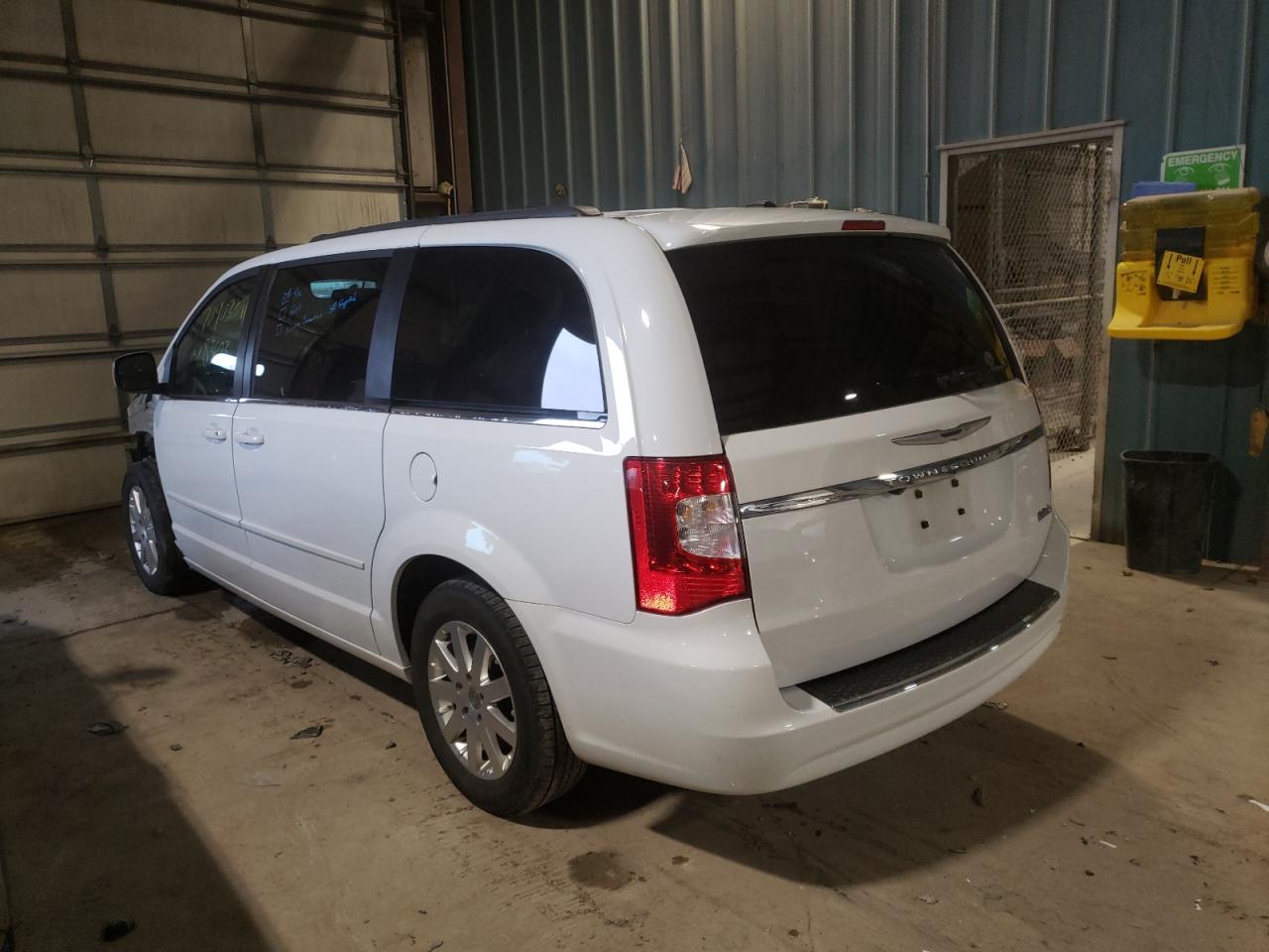 Photo 3 from auction – 2016 CHRYSLER TOWN & COU with VIN 2C4RC1AG0GR193671