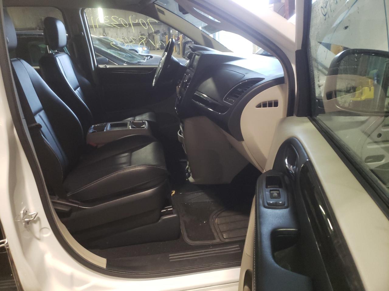 Photo 5 from auction – 2016 CHRYSLER TOWN & COU with VIN 2C4RC1AG0GR193671