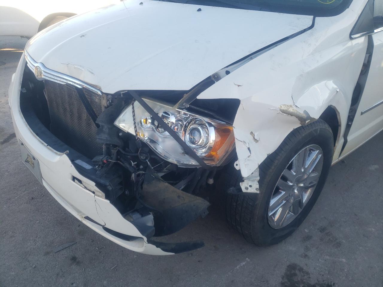 Photo 9 from auction – 2010 CHRYSLER TOWN & COU with VIN 2A4RR6DXXAR143014