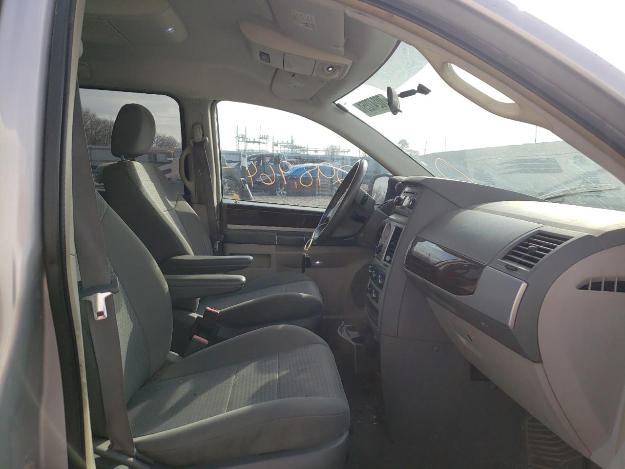 Photo 5 from auction – 2010 CHRYSLER TOWN & COU with VIN 2A4RR5D14AR102819