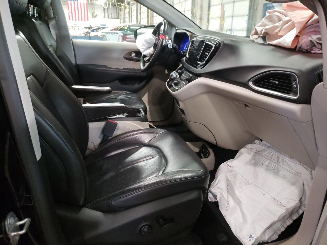 Photo 5 from auction – 2017 CHRYSLER PACIFICA T with VIN 2C4RC1EG6HR622761