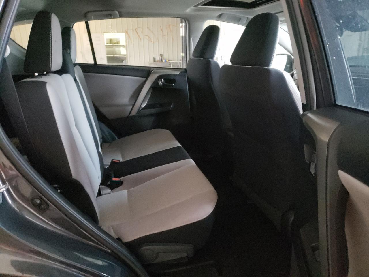 Photo 6 from auction – 2017 TOYOTA RAV4 XLE with VIN 2T3WFREV0HW404537