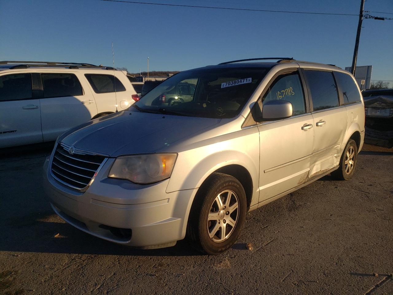 Photo 2 from auction – 2008 CHRYSLER TOWN & COU with VIN 2A8HR54P08R744348