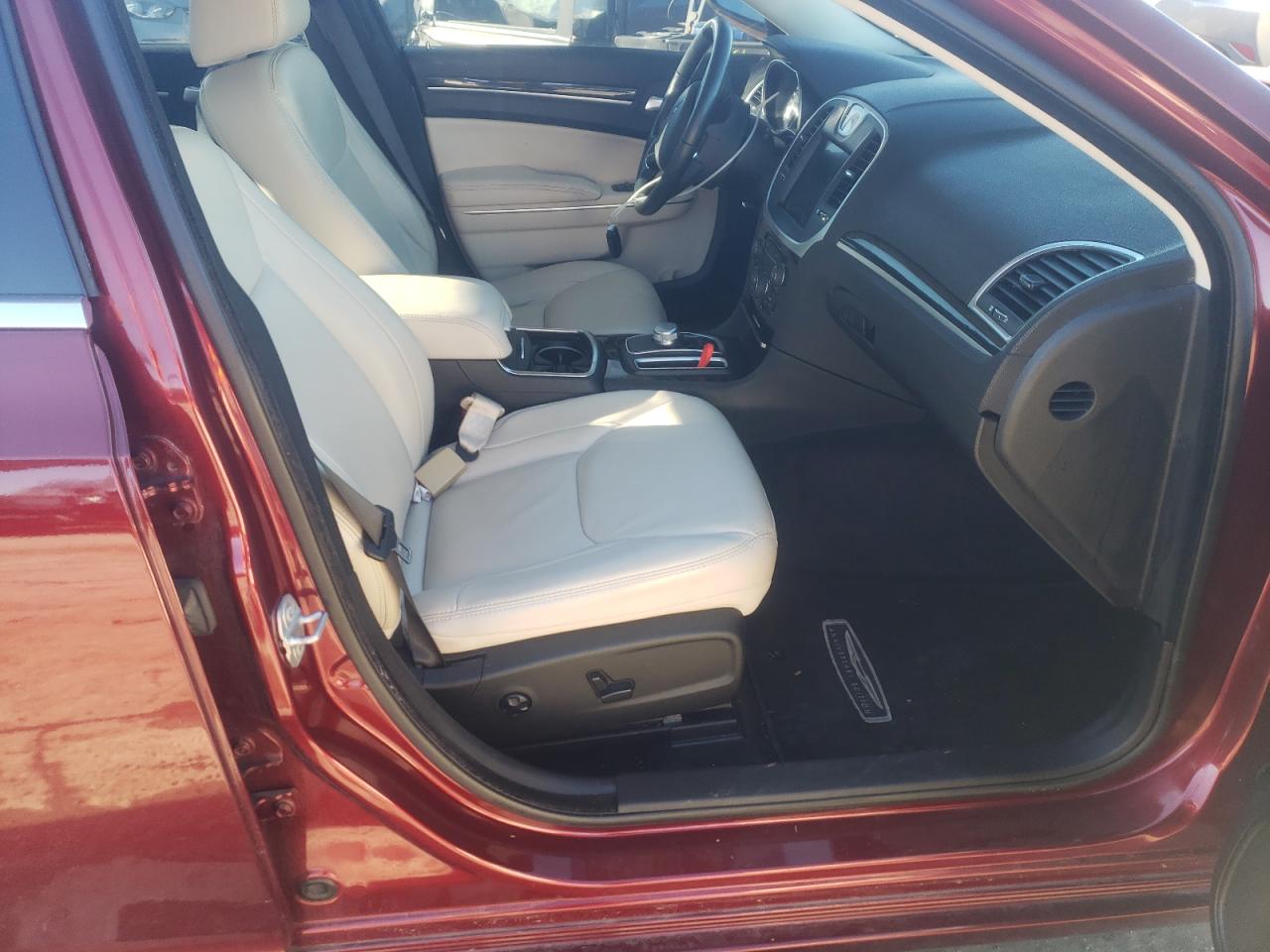 Photo 5 from auction – 2016 CHRYSLER 300 LIMITE with VIN 2C3CCAAG8GH161440