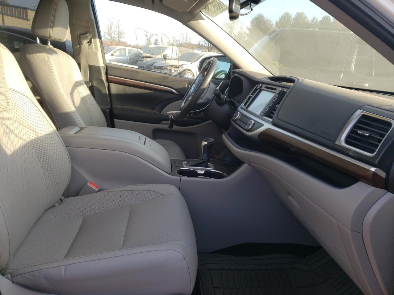 Photo 5 from auction – 2015 TOYOTA HIGHLANDER with VIN 5TDDKRFH2FS158309