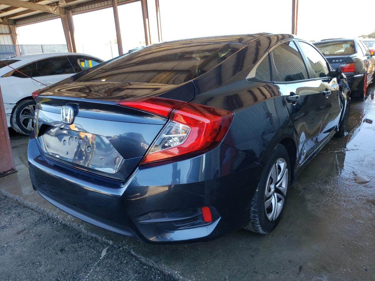 Photo 4 from auction – 2017 HONDA CIVIC LX with VIN 19XFC2F57HE078617