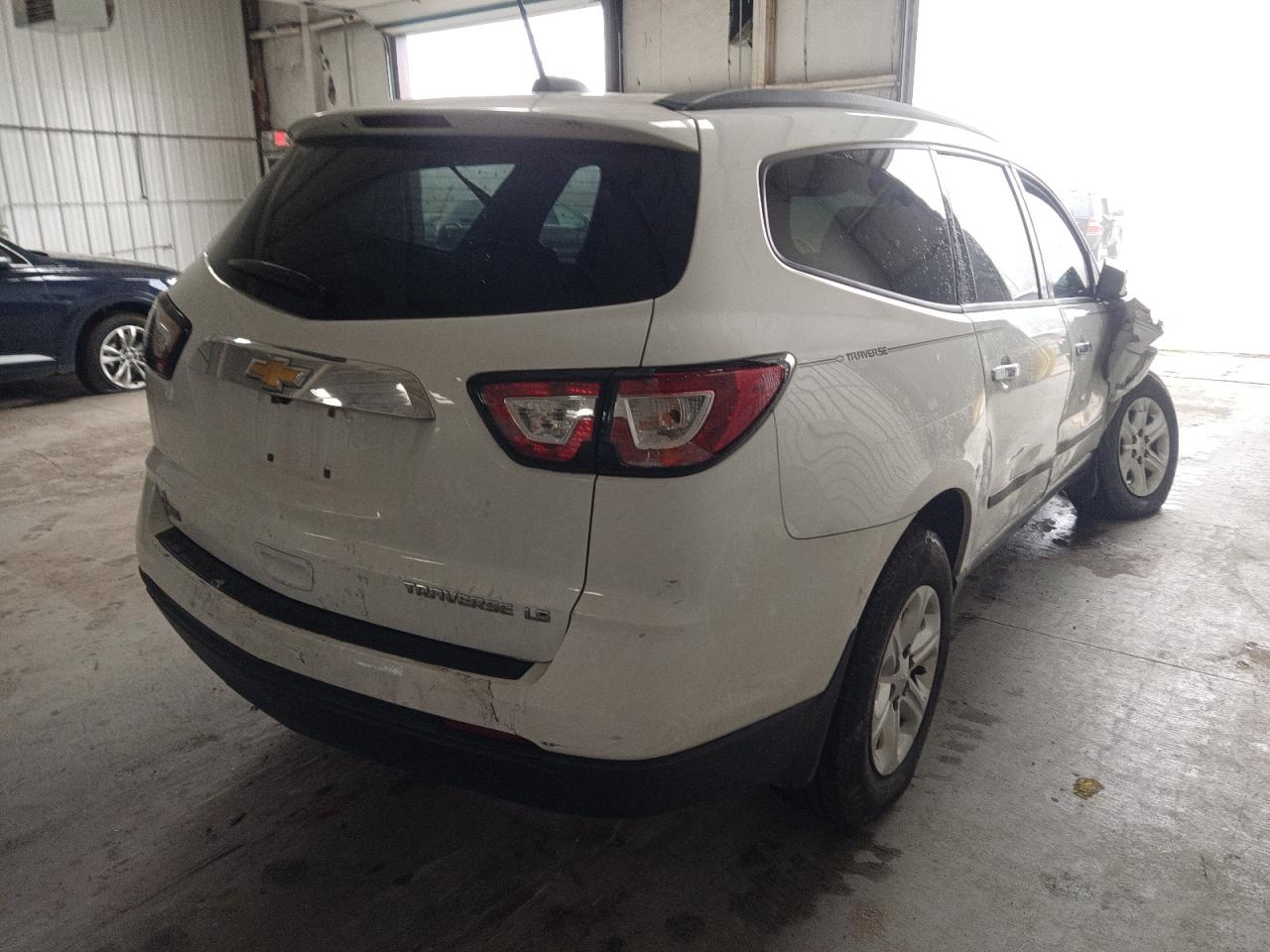 Photo 4 from auction – 2016 CHEVROLET TRAVERSE L with VIN 1GNKRFKDXGJ171786