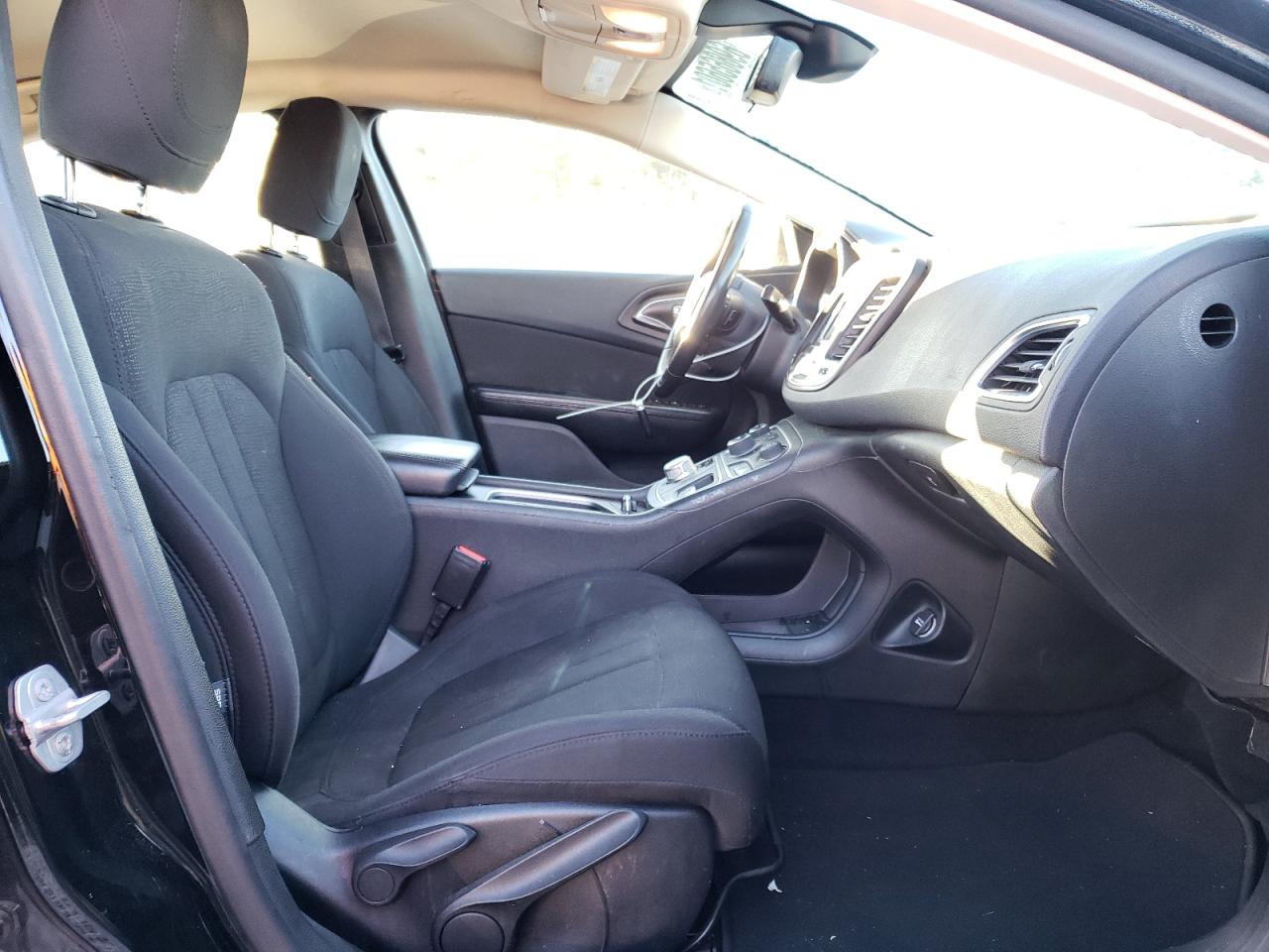 Photo 5 from auction – 2015 CHRYSLER 200 LIMITE with VIN 1C3CCCAB0FN657855