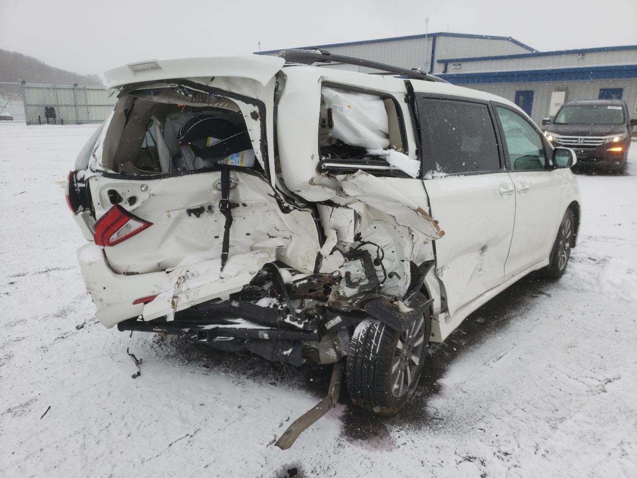 Photo 4 from auction – 2018 TOYOTA SIENNA XLE with VIN 5TDDZ3DC0JS203563