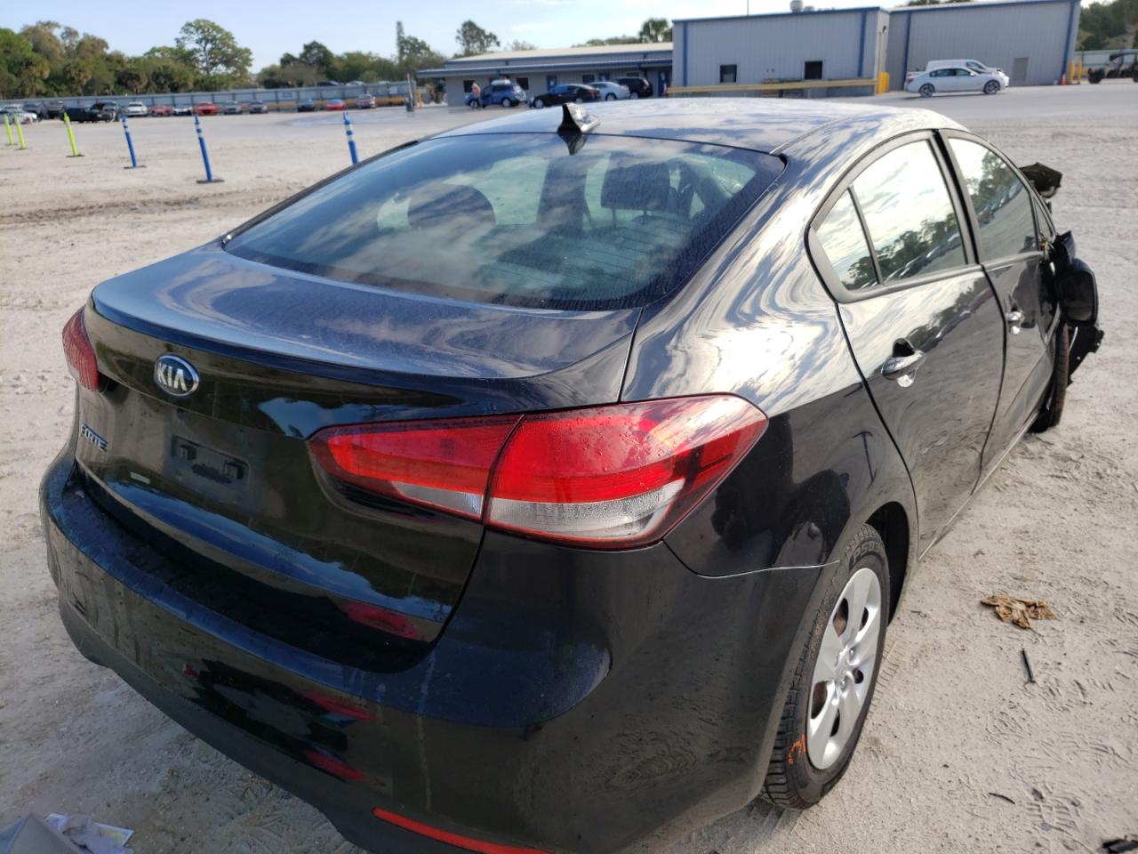 Photo 4 from auction – 2017 KIA FORTE LX with VIN 3KPFK4A71HE045166