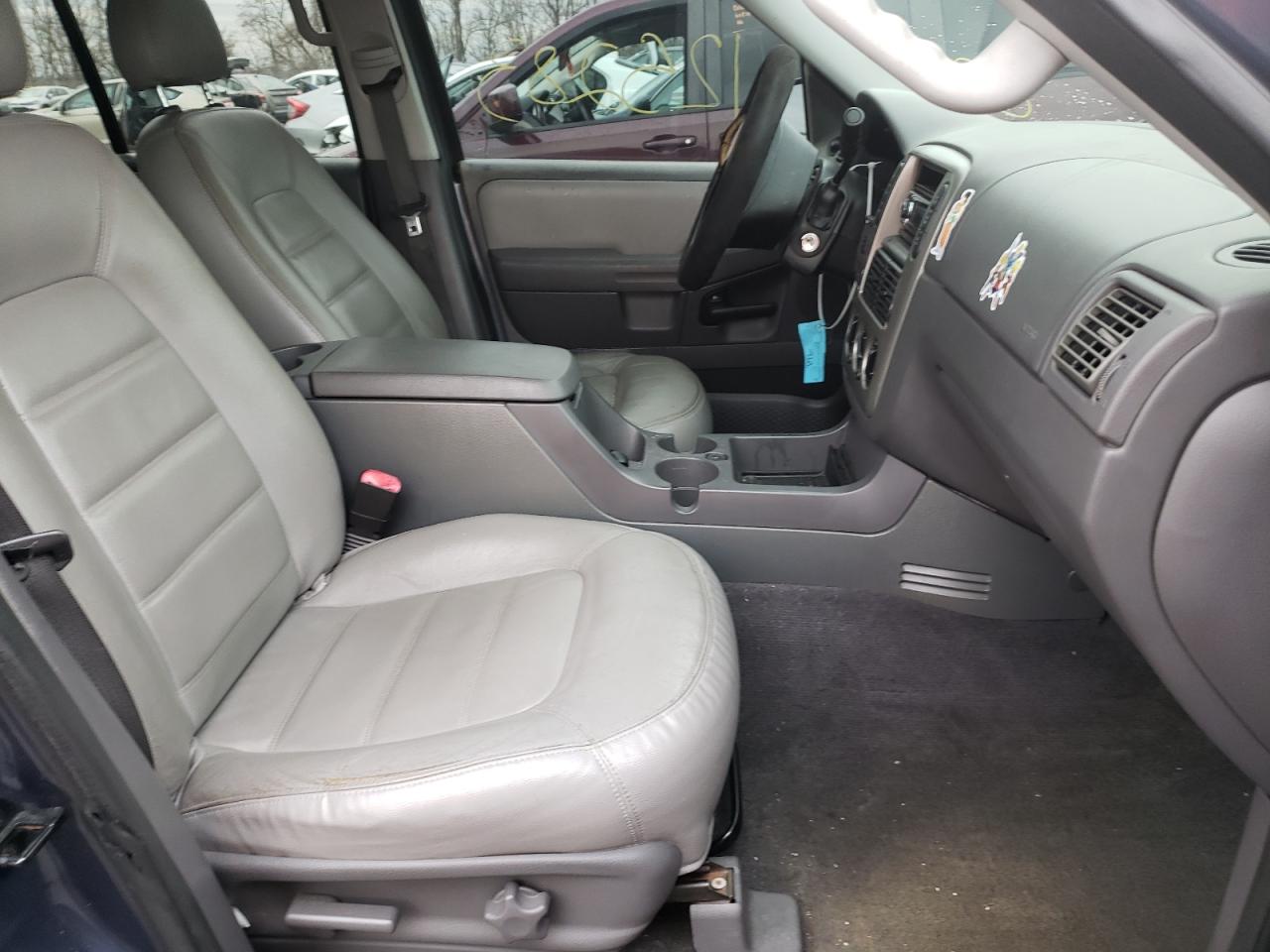 Photo 5 from auction – 2005 FORD EXPLORER X with VIN 1FMZU73E45UA15382